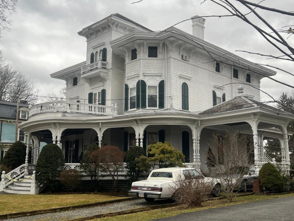 1 Bedroom Private Victorian Apt In Convenient City Location On 5 Acre, Sleeps 4 Poughkeepsie Eksteriør billede